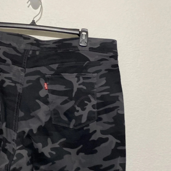 Levi's Plus Size Camo Pull-On Legging - Picture 7 of 8